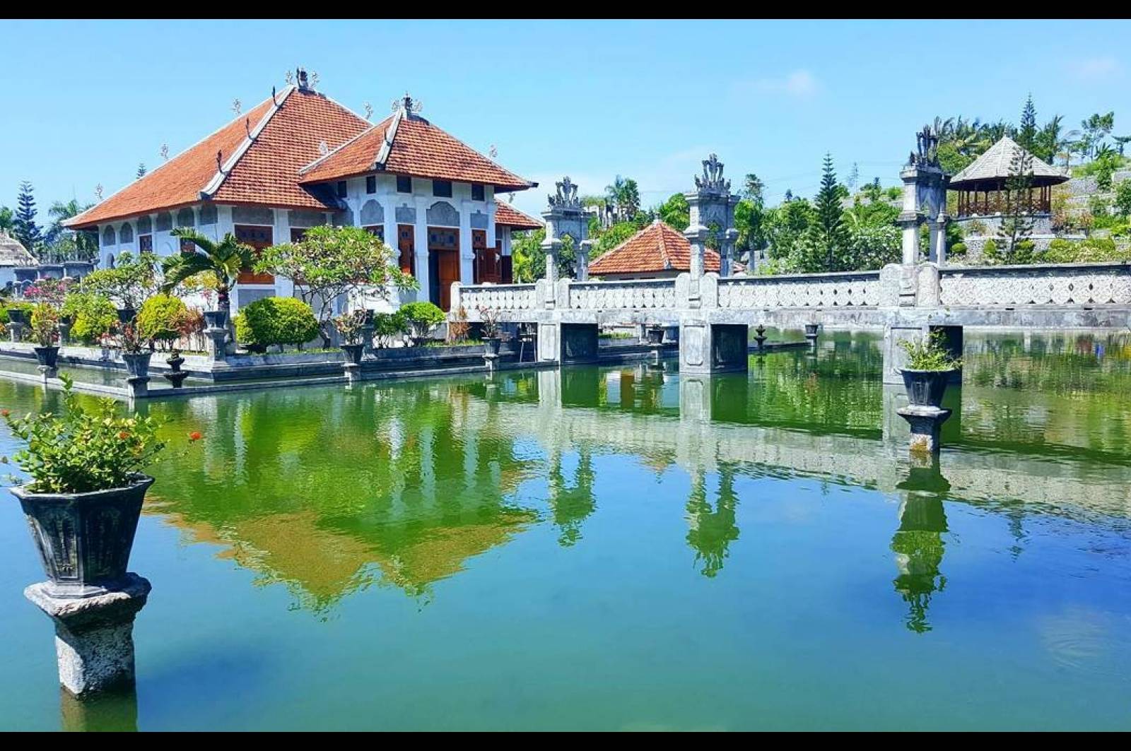 Водный дворец таман уджунг