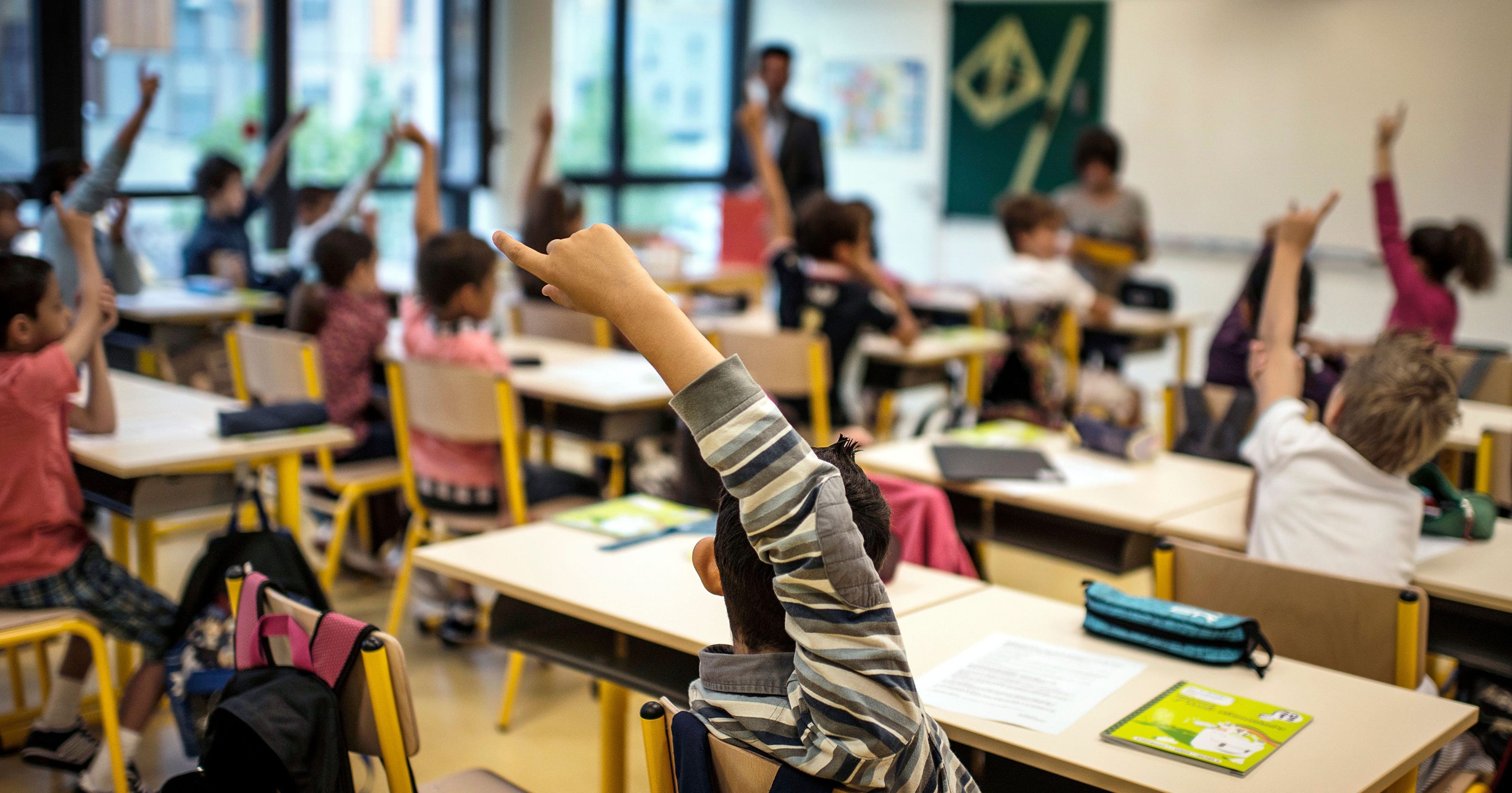 В начальной школе образование которое. Образование в австралии школы. Школьники смотрят в один телефон. Начальное общее образование. Образование всем детям.