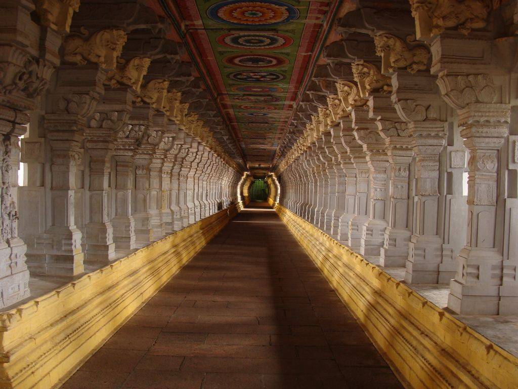 В храме раманатхасвами впечатляющие коридоры с более чем 4000 колонн
