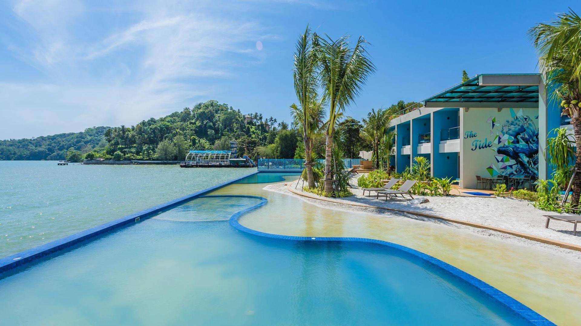 Beachfront resort пхукет. The Tide Beachfront Siray Phuket 5*. The Tide Beachfront Siray Phuket. Остров СИРАЙ Пхукет. СИРАЙ Тайланд.