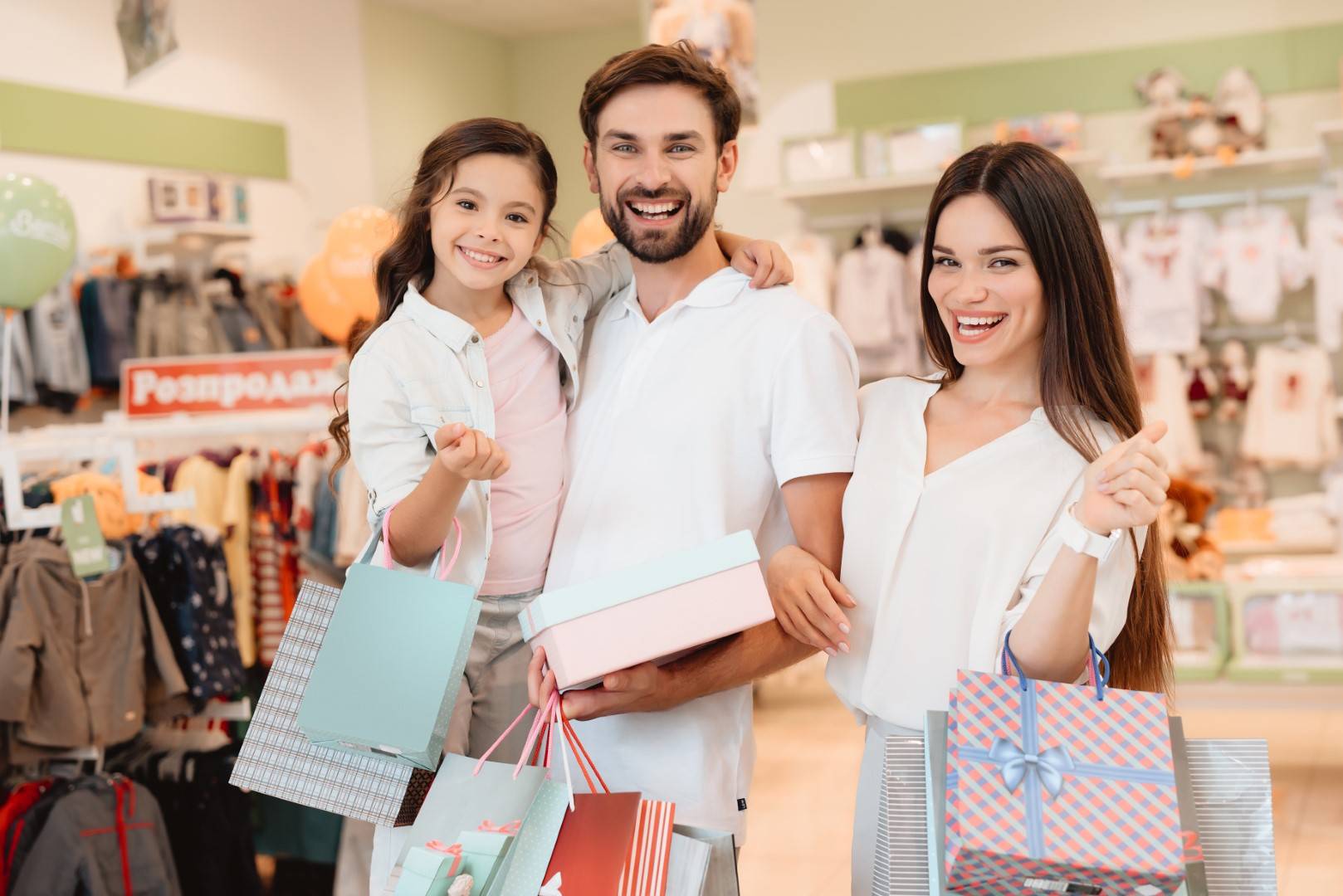 Be family shop. Семья шоппинг. Семья в магазине. Шоппинг всей семьей. Семья одежда.