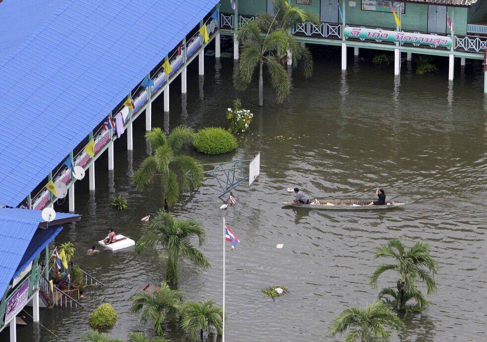 Настоящее наводнение в таиланде происходить в аютае (ayutthaya)