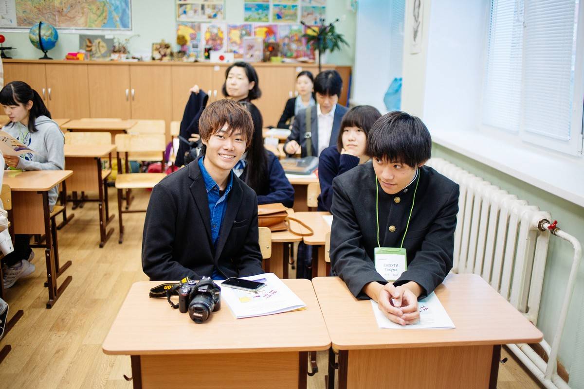 Сколько учатся в японии. Средняя школа в Японии. Старшая школа в Японии. Младшая средняя школа в Японии. Старшая школаклвассы в Японии.