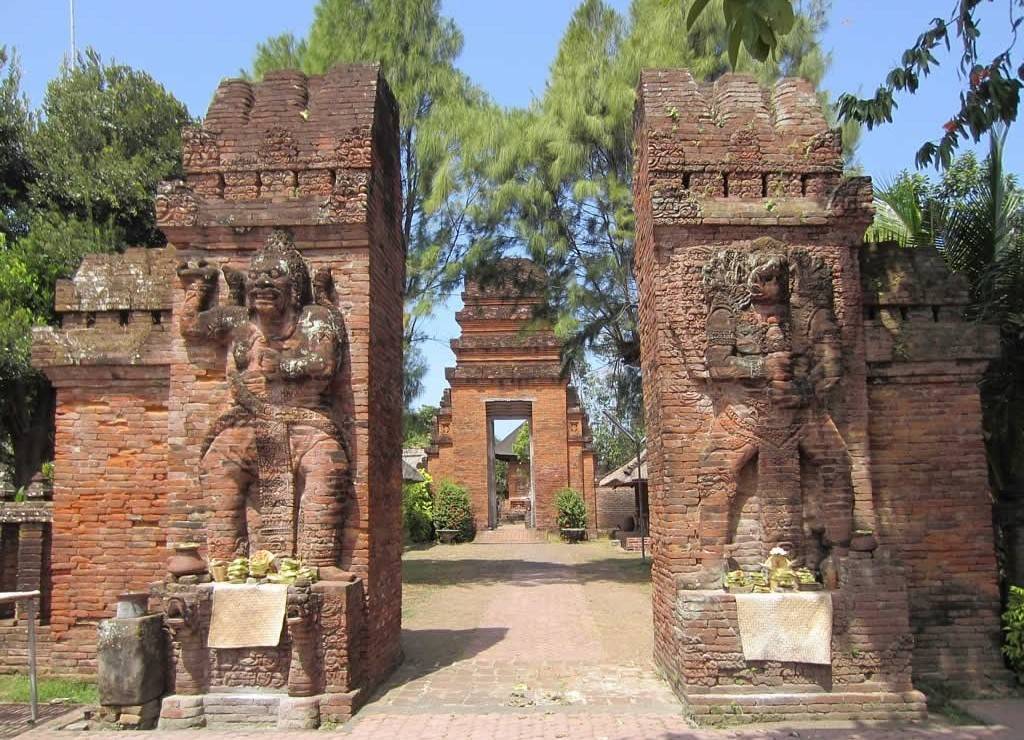 Храм пура бесаких - самый главный храм на острове бали. индонезия