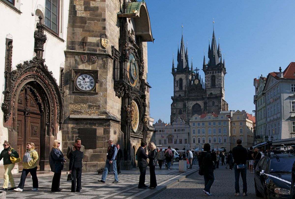 Староместская площадь в Праге: часы, храмы и много китайцев