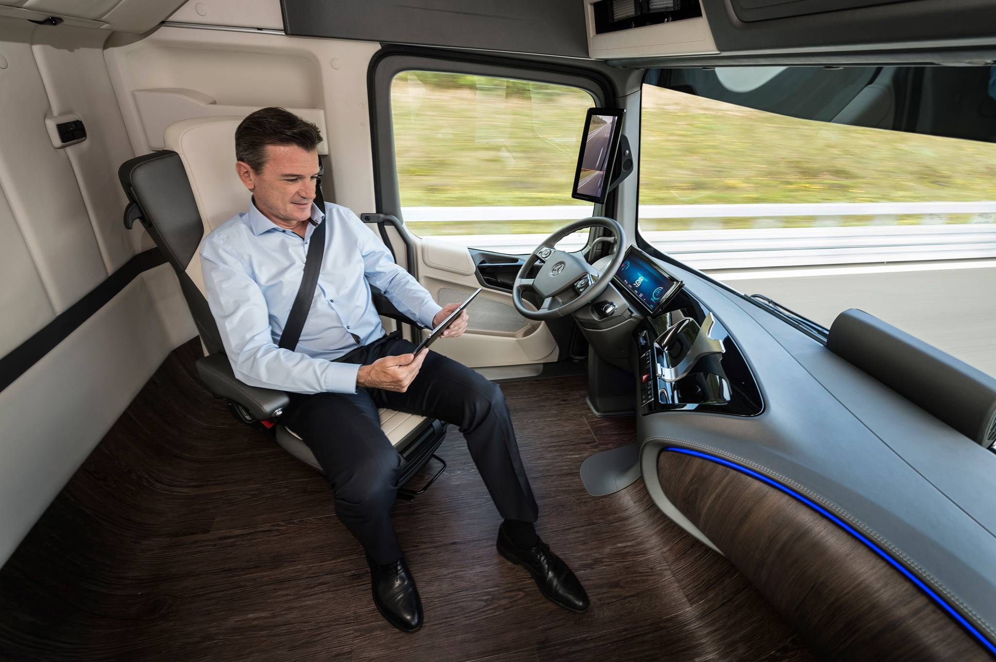 Экономичный транспорт. Mercedes-Benz Future Truck 2025. Mercedes Benz 2025. Mercedes-Benz Future Truck 2025 салон. Мерседес Бенц седельный тягач с автопилотом.