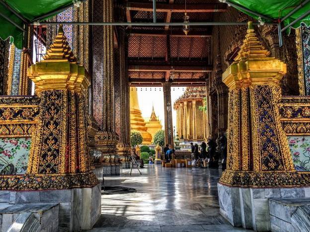 Королевский дворец в бангкоке и храм изумрудного будды
