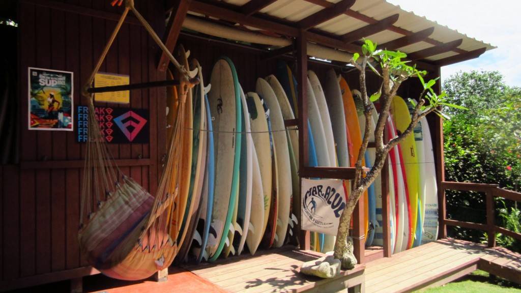 Доски прокат. Surf Cafe Бали. Домик для серфинга. Домик с доской для серфинга. Серф бунгало.