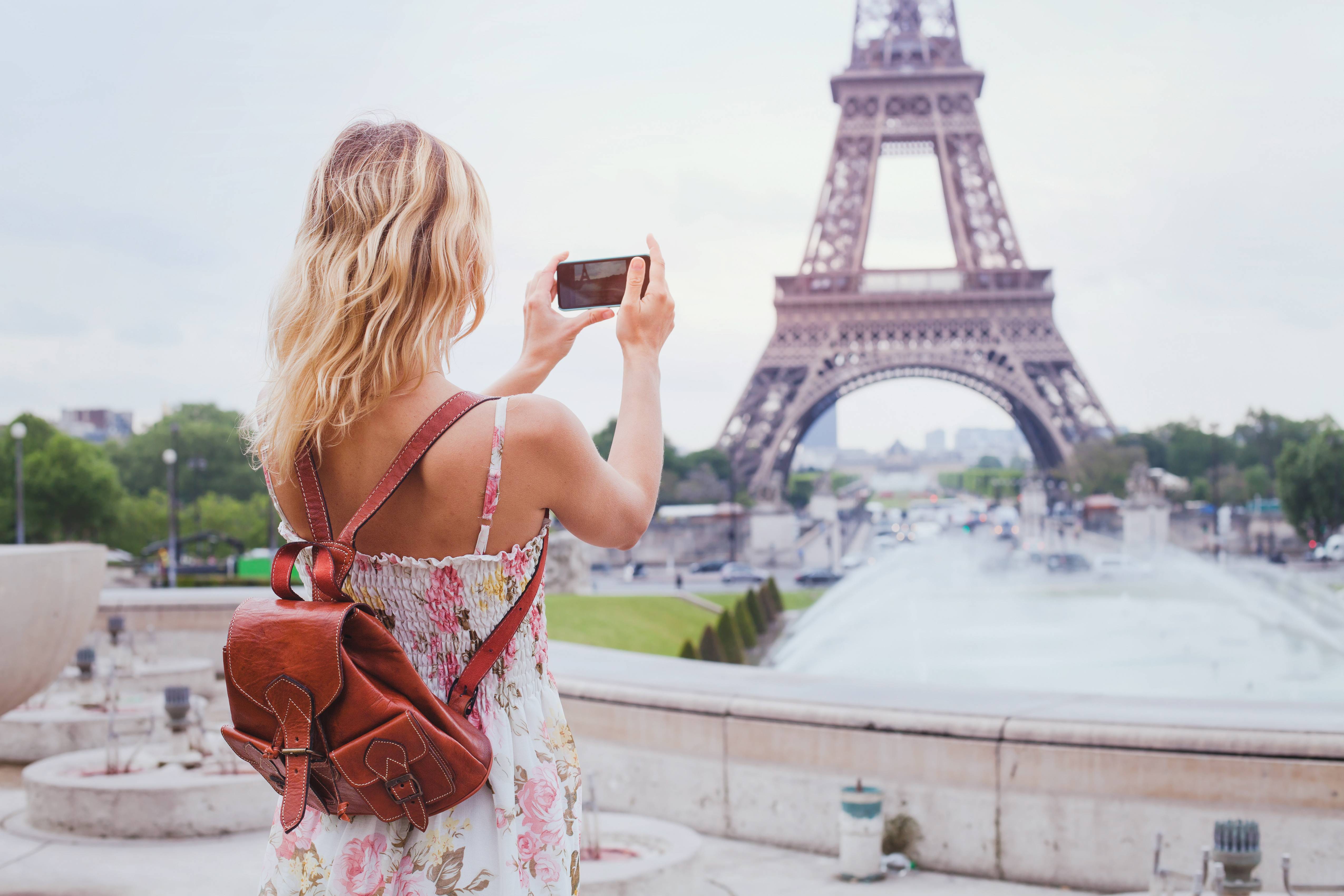 Скучаю по парижу. Париж Эйфелева башня туристы. «Девушка в Париже». Блондинка в Париже. Девушка путешествует.