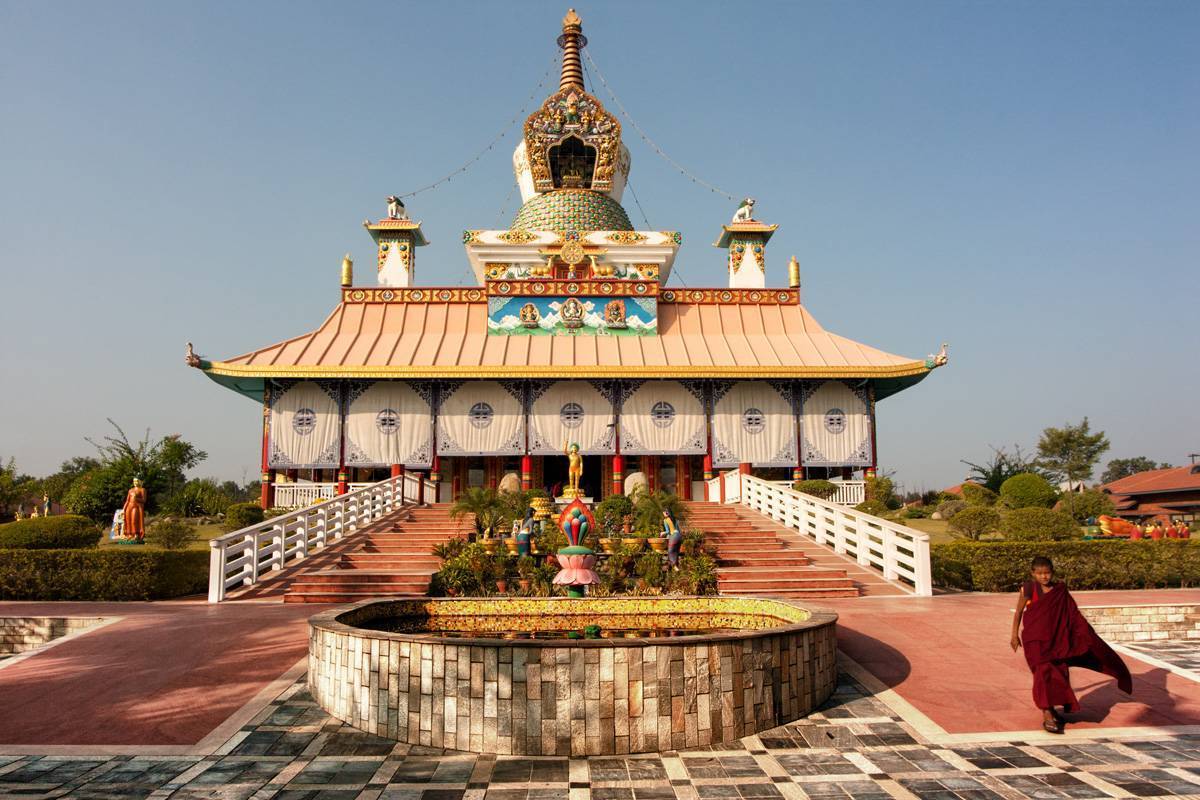 История аюттайи и храм ват махатхат с головой будды в корнях дерева | tips&trips